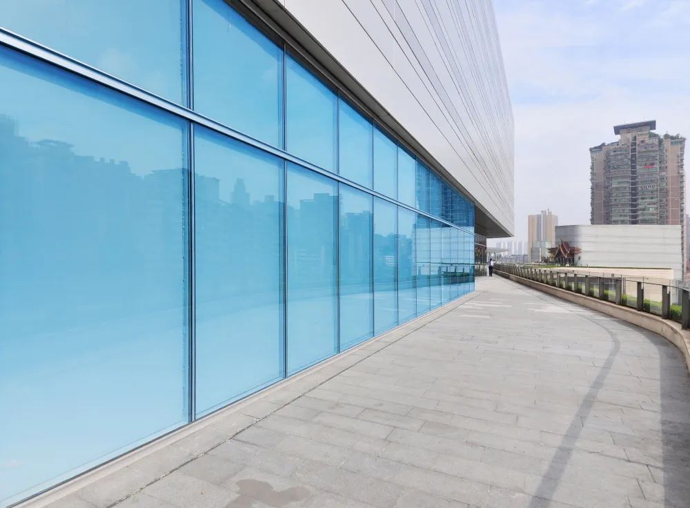 Película switchable en fachada de cristal azul